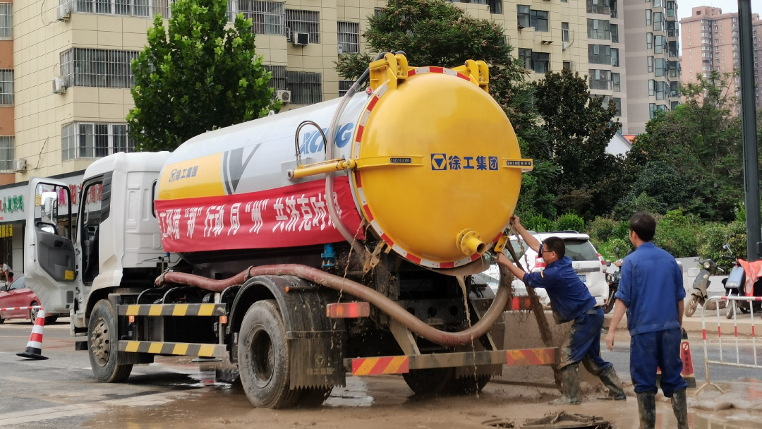 凯发一触即发吸污车驰援郑州特大暴雨